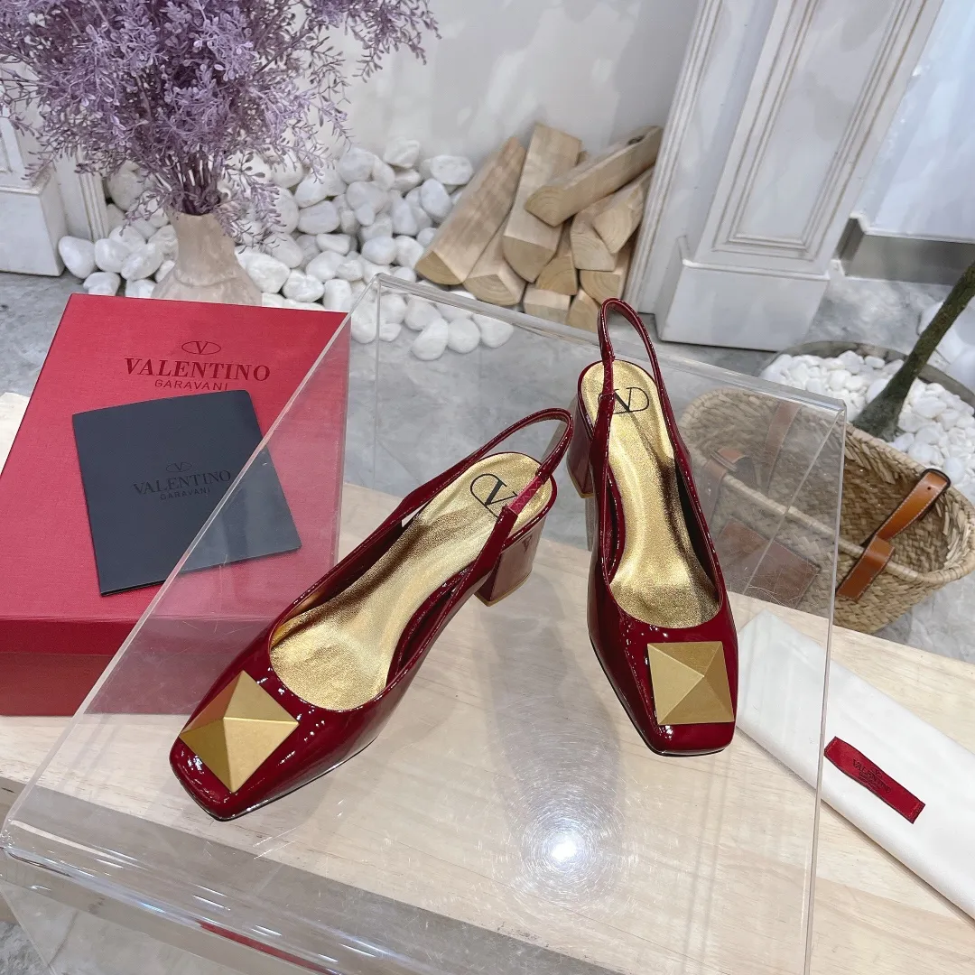 👟👟Ex-factory price 440👟👟 Genuine leather sole +40 Valentino Valentino 2023 spring and summer new product [Pyramid] large spike shoes are new☑️ ———————————— Valentino Garavani’s classic “Roman Stud” series debuts in a new interpretation! The latest golden big rivet element is full of high-end sense! Extremely fashionable ~ Upper: Original custom-made cow patent leather Lining: Original high-gloss imported sheepskin lining Outsole: Italian genuine leather Outsole: Wear-resistant rubber sole Size: 34-42 (34 and 42 are custom-made and non-refundable) Heel height: [8.5cm] - [6cm] (2 heel height options)